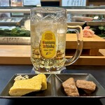 寿し辰 - 玉子焼きとマグロ煮付け（お通し）
      やっぱ大将の玉子は最高だぁ〜♡添えられた野沢菜わさび漬けがまた良き( ^ω^ )
      マグロ煮付けのちょうどいい味付けもいつもながら美味しいです♪(*´ч`*)ｳﾏ~