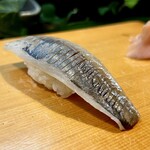 寿し辰 - んでもってこの酢締め鯵！生とはまた違う表情♪
      大将の漬けも最高ですが酢締めの塩梅も最高なんです♡
      身も厚くて、もううますぎる！ｳﾏ━ (●>艸<) ━ｽ!!!