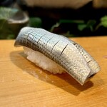 寿し辰 - 最初に頂いたのがこのちょうどいい大きさの小肌。
      定番の鮨ネタだけど、最近ではなかなか市場に入らない幻の魚になりつつあるみたい。Mugが寿し辰さんに来ると、たまたまなのかよく入っててラッキー☆(≧∀≦)