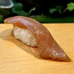 寿し辰 - そんでもってコレ！漬けマグロ♪
      寿し辰っつぁんの漬けは塩梅がよくてメチャウマなんだけど、今日のは特に過去最高の出来でした！！
      ………( °ω°; )、、、激ウマ〜！！！