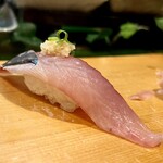寿し辰 - こちらは皮を剥いだ生の鯵♪
      身が厚く歩留まりの良い魚体は脂も乗って美味しい♪
      ('ﾛ')/'ﾛ')/'ﾛ')/'ﾛ')/うまーイ!!!