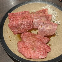 焼肉 いのうえ 国分寺店 - いのうえ盛り合わせ(いのうえカルビ、いのうえロース、希少部位1種)