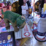 ロボットレストラン - 待合室・・・ZIMAを飲みながら、恐竜と戯れる・・