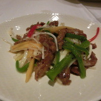 南国酒家 原宿本店 - 黒毛和牛と「春」彩り五種野菜の細切り黒胡椒風味