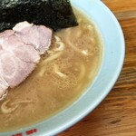 ラーメン六角家 戸塚店 - デフォでも鶏油たっぷりのスープ。