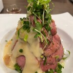 ジェイズカレー - てんこ盛りロービー丼セット1480円。通常のローストビーフ丼の3倍以上のローストビーフ。ポテトクリームソースが美味しい