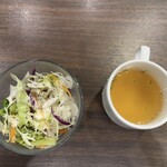 ジェイズカレー - 最初に提供のスープとサラダ。サラダは少量だがドレッシングが濃く食べ応えがある