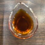 ジェイズカレー - 追加のローストビーフのタレ。たっぷりかけられる