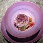 NH - 長野県シャインマスカット 黒無花果 和歌山県黒蜜柿 山形ドワイエネコミス（洋梨） 黒無花果のアイスクリーム 下にクランブル 紅茶のジュレ、杏仁のエスプーマ