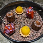 NH - 焼き立てカヌレ オレンジの球体マンゴーのソース マカロン ブルーベリーやクリームチーズのクリーム求肥で巻いて