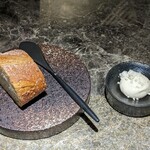 NH - 酒粕と穀物の自家製の焼き立てパン ホイップバター オリーブオイルのパウダー