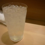 すし処 ひさ田 - 友人の飲む麦焼酎天草（熊本）水割り（かなり飲んでました）