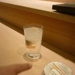 すし処 ひさ田 - 友人の飲む芋焼酎赤兎馬（鹿児島）水割り