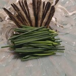 いも膳 - ふぐの薄造りとあさつきとふぐヒレ〜噛めば噛むほどに、ふぐの旨味がお口いっぱいに広がり、幸せよ〜ん❗❤ヒレは頂いて帰り、炙ってふぐヒレ酒で頂きます〜(^_-)-❤