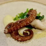 Nonna Nietta - 蛸の薪焼きにはバジリカータの白ワイン　ニンニクのソースとの相性が素晴らしい！！