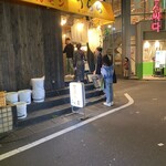 炭火焼肉ホルモン うらら - ゾクゾクとお店に入って行かれます
