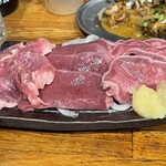 大衆酒場 もつ焼きと肉刺し ぶた横丁 - 炙り刺し３種