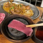 大衆酒場 もつ焼きと肉刺し ぶた横丁 - 焼けた石の上でしっかり焼いて頂きます