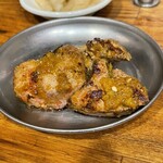 大衆酒場 もつ焼きと肉刺し ぶた横丁 - お通しのレバテキ