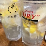 大衆酒場 もつ焼きと肉刺し ぶた横丁 - もつ焼きにはレモンサワーがよく合います♪