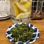 大衆酒場 もつ焼きと肉刺し ぶた横丁 - ピーマンの塩昆布和え