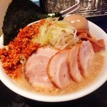 肉汁やZERO - 晩御飯？は、東京豚骨ラーメン色々トッピング！(＾ｰ^)ノ
野菜にチャーシューに味玉に、正に色々盛りました(^◇^