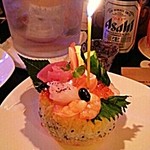 エイトカフェ - お誕生日の寿司ケーキ。前日までにご予約していただくと、ご希望に沿ったものをご用意できます。