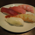 Sushiichiba - 最初に注文した　まぐろ３貫セット（４５０円）、特大赤エビ（２１０円）、エンガワ（６８円）