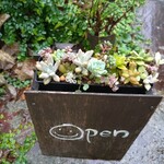 irie + garden & cafe - 看板の上に多肉植物