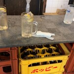 ごっつり - 酒瓶ケースでテーブルがしつらえてる、コレが良いんです