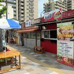 ひかり - 小さなテーブルとベンチがあるので天気が良ければ店頭で食べることができます