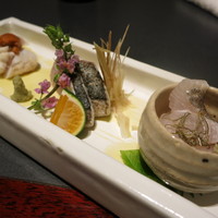 凛と - お刺身はフグ、鰆、太刀魚。青みかんを絞って食べるとおいしい。