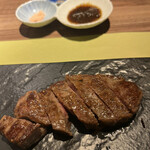 カジュアル 鉄板 伊達 - カジュアルコース７１５０円。厳選牛ステーキ 赤身。サラダが出てきた時に、焼き方を聞かないの？と尋ねたら、もう焼いてますって。。。ギリギリ間に合い良く焼きです。