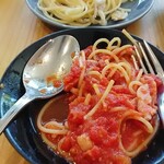 ティア 風と虹の店 - トマトソースは酸味が利いて、あっさり美味しい