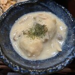 菜食健美 美卯 - 「豆腐団子の木の子シチュー」は、包み込むようなほっこりする優しい味わい。柔らかく丸みのある食感と味わいは日々の棘を洗い流してくれるよう。