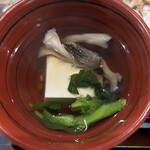 菜食健美 美卯 - 「舞茸の吸い物」は、雑味のない気品ある味わい。