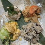 菜食健美 美卯 - (左上から)人参のピリ辛胡麻和え、蓮根とひじきの酢の物、青梗菜の卵炒め、里芋の梅ポテトサラダ。毎度ながら、様々な味覚を刺激する仕掛け満載。