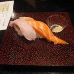 二代目　清次郎 - 清次郎の寿司。サーモンと鯛。200円です！安すぎないかい？