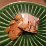 れんげ料理店 - マナガツオの炙りとタマネギの醤油漬け（取り分け後）