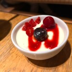 水炊き吟醸もつ鍋 由乃 - デザートは杏仁豆腐　
酸味の効いたベリーソースでサッパリ