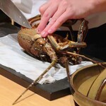 温石 - 頭を二分割して味噌ソースを作ります