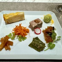 ON the TABLE CHINESE - 