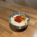 酒肴場 屯 - 白ご飯にはすじこと山椒ちりめんのサービス！