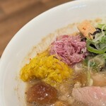 酒肴場 屯 - 黄色と紫色の菊のおひたし