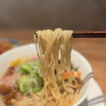 酒肴場 屯 - 加水率高めのツルモチ中太麺