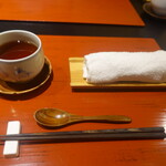 食堂こなん - テーブル席のセッティング