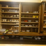 食堂こなん - カウンター越しにはこだわりの器が沢山並んでいます