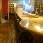 食堂こなん - 木目を基調として落ち着いた店内のカウンター席