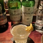 バー・バーンズ - ブレンデットはバランタイン17年、フロートにはラフロイグ