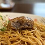 キッチンTiKi - 箸で割ったハンバーグ断面